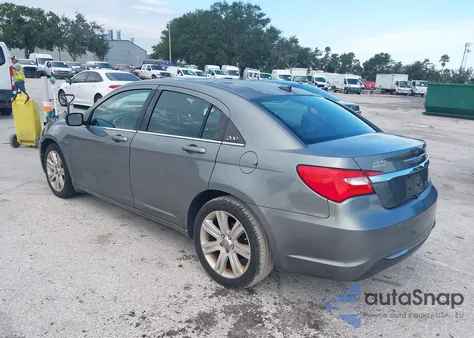 2013 Chrysler 200 Lx z USA, uszkodzony, nr VIN 1C3CCBAB8DN698158